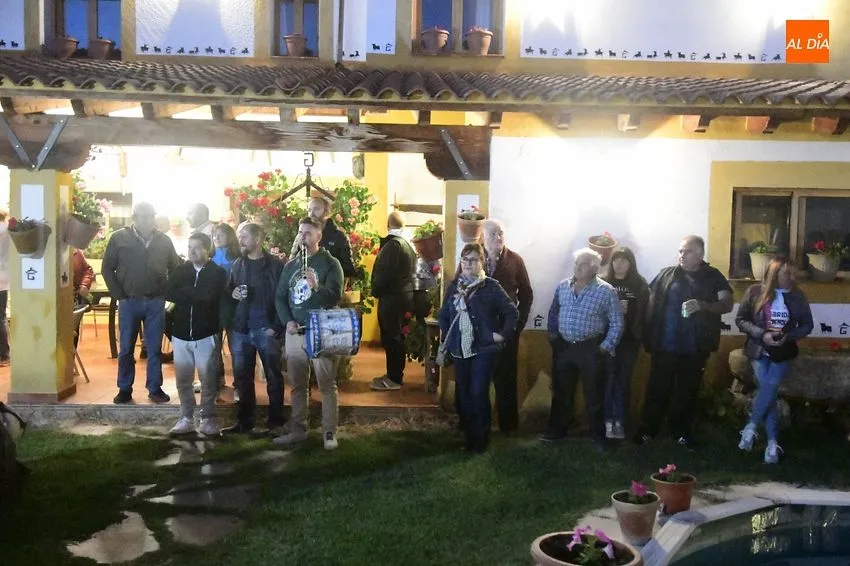 Foto 8 - &Aacute;gueda comienza sus fiestas con velada musical y preg&oacute;n popular en una de sus pe&ntilde;as