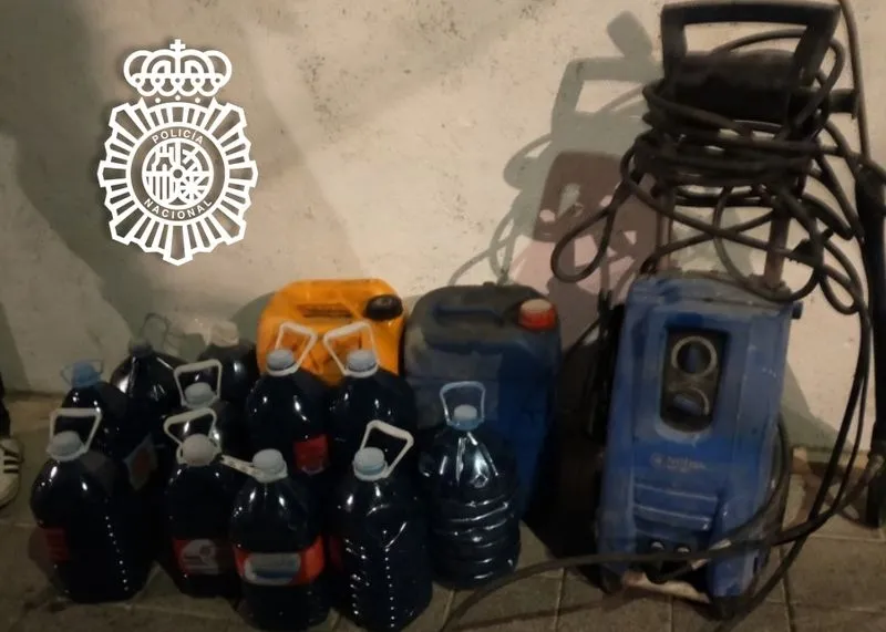 Garrafas de combustible sustraído que ha recuperado la Policía Nacional