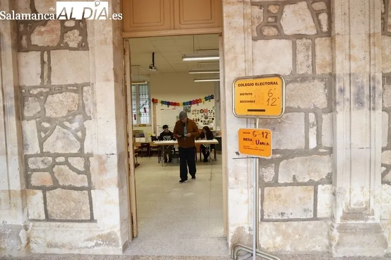 Primeros minutos de la apertura de las urnas en los colegios San Mateo y María Auxiliadora. Fotos: David Sañudo