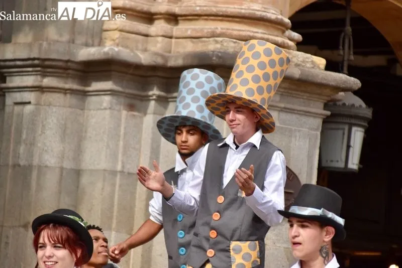 Foto 9 - La Plaza Mayor se llena de magia y m&uacute;sica gracias a la actuaci&oacute;n de la Escuela de Circo del Santiago Uno