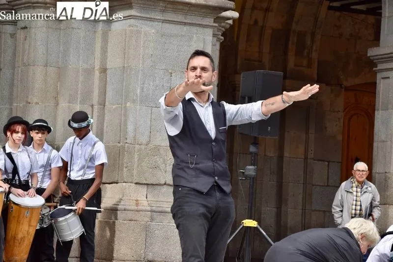 Foto 10 - La Plaza Mayor se llena de magia y m&uacute;sica gracias a la actuaci&oacute;n de la Escuela de Circo del Santiago Uno