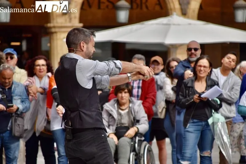 Foto 11 - La Plaza Mayor se llena de magia y m&uacute;sica gracias a la actuaci&oacute;n de la Escuela de Circo del Santiago Uno