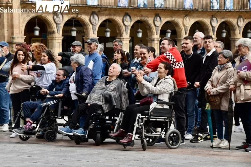 Foto 12 - La Plaza Mayor se llena de magia y m&uacute;sica gracias a la actuaci&oacute;n de la Escuela de Circo del Santiago Uno