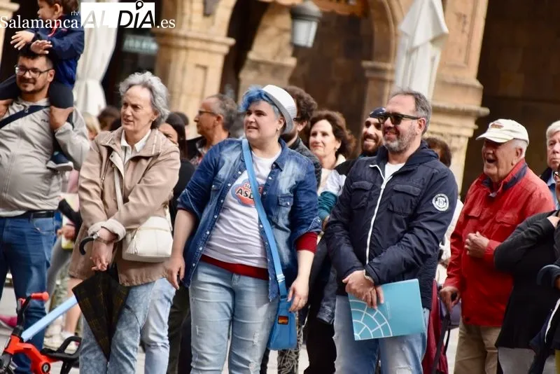 Foto 13 - La Plaza Mayor se llena de magia y m&uacute;sica gracias a la actuaci&oacute;n de la Escuela de Circo del Santiago Uno