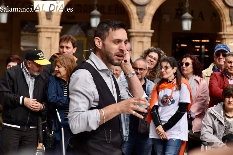 Foto 14 - La Plaza Mayor se llena de magia y m&uacute;sica gracias a la actuaci&oacute;n de la Escuela de Circo del Santiago Uno