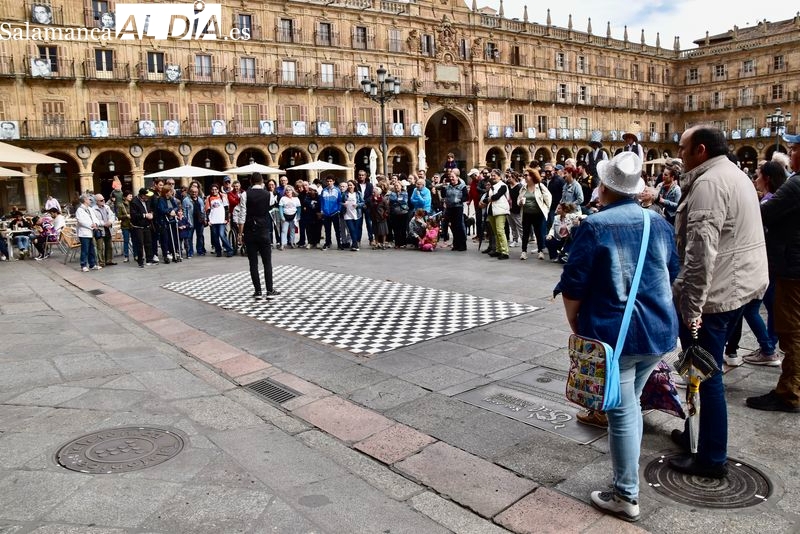 Foto 15 - La Plaza Mayor se llena de magia y música gracias a la actuación de la Escuela de Circo del Santiago Uno