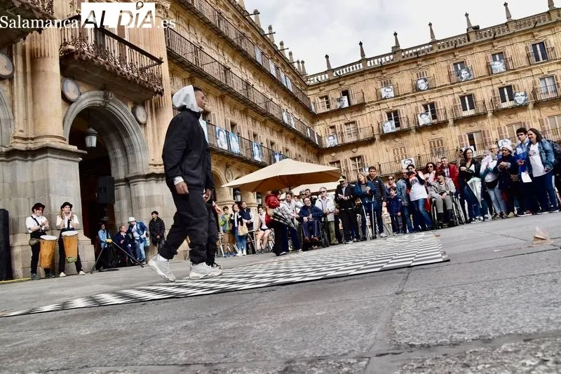 Foto 16 - La Plaza Mayor se llena de magia y m&uacute;sica gracias a la actuaci&oacute;n de la Escuela de Circo del Santiago Uno