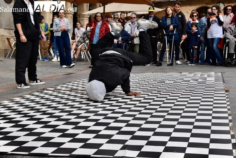 Foto 17 - La Plaza Mayor se llena de magia y m&uacute;sica gracias a la actuaci&oacute;n de la Escuela de Circo del Santiago Uno