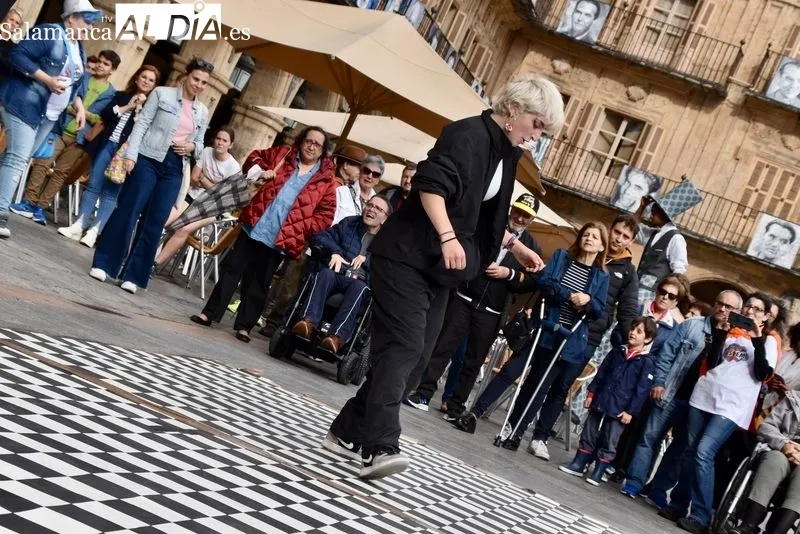Foto 18 - La Plaza Mayor se llena de magia y m&uacute;sica gracias a la actuaci&oacute;n de la Escuela de Circo del Santiago Uno