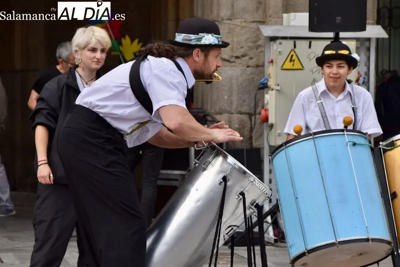 Foto 2 - La Plaza Mayor se llena de magia y m&uacute;sica gracias a la actuaci&oacute;n de la Escuela de Circo del Santiago Uno