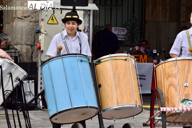 Foto 3 - La Plaza Mayor se llena de magia y m&uacute;sica gracias a la actuaci&oacute;n de la Escuela de Circo del Santiago Uno