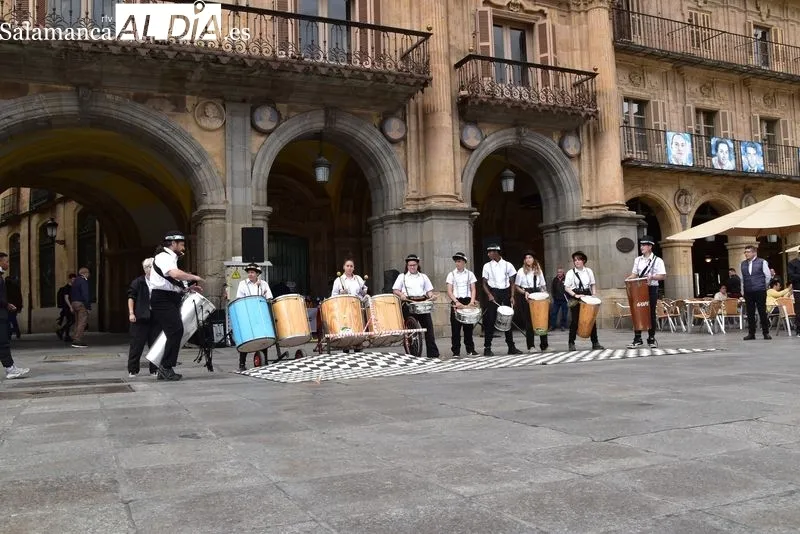 Foto 4 - La Plaza Mayor se llena de magia y m&uacute;sica gracias a la actuaci&oacute;n de la Escuela de Circo del Santiago Uno