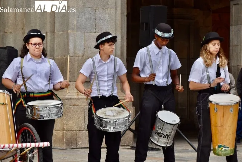 Foto 5 - La Plaza Mayor se llena de magia y m&uacute;sica gracias a la actuaci&oacute;n de la Escuela de Circo del Santiago Uno