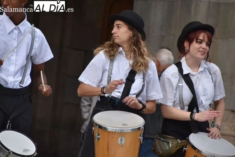Foto 6 - La Plaza Mayor se llena de magia y m&uacute;sica gracias a la actuaci&oacute;n de la Escuela de Circo del Santiago Uno