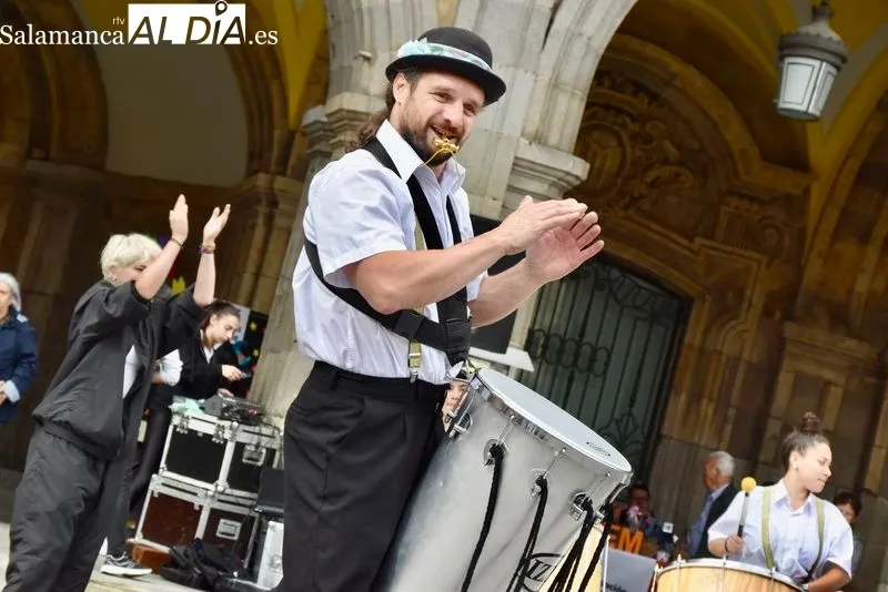 Foto 7 - La Plaza Mayor se llena de magia y m&uacute;sica gracias a la actuaci&oacute;n de la Escuela de Circo del Santiago Uno