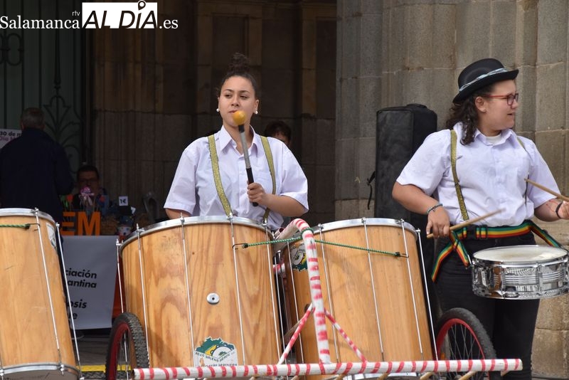 Foto 8 - La Plaza Mayor se llena de magia y música gracias a la actuación de la Escuela de Circo del Santiago Uno