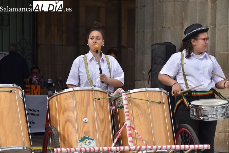 Foto 8 - La Plaza Mayor se llena de magia y m&uacute;sica gracias a la actuaci&oacute;n de la Escuela de Circo del Santiago Uno
