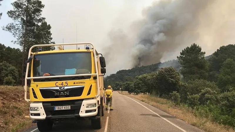 Foto 2 - Portugal env&iacute;a ayuda a Espa&ntilde;a para combatir el incendio de Las Hurdes-Sierra de Gata
