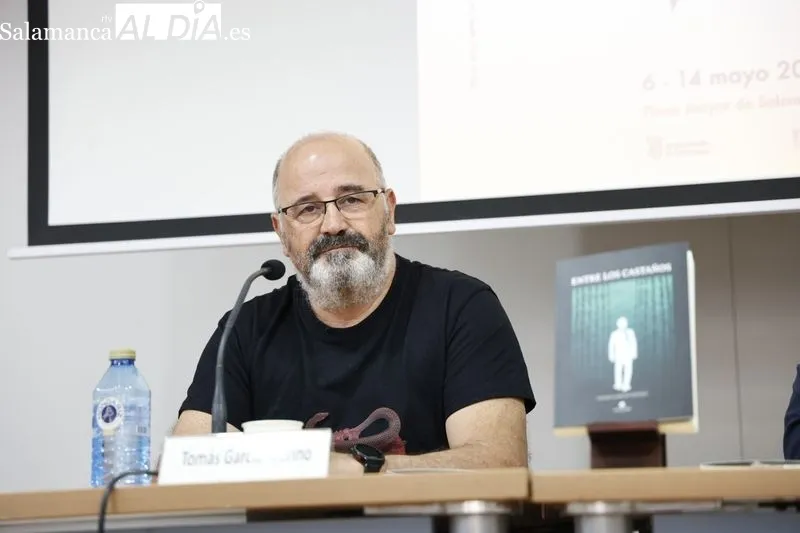Presentación en la Feria del Libro de 'Entre los castaños', tercera novela de Tomás García Merino. Foto de David Sañudo