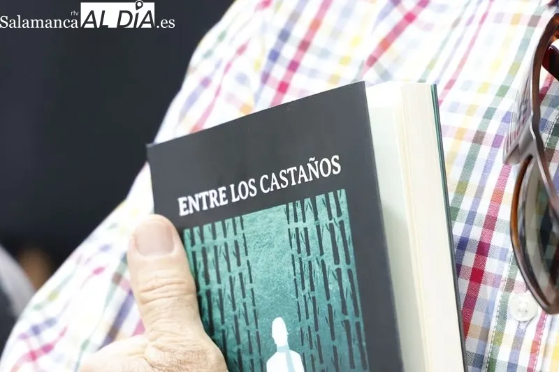 Presentación en la Feria del Libro de 'Entre los castaños', tercera novela de Tomás García Merino. Foto de David Sañudo