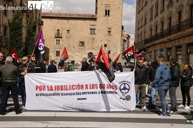 Concentración de conductores profesionales en la Gran Vía de Salamanca. Foto de David Sañudo