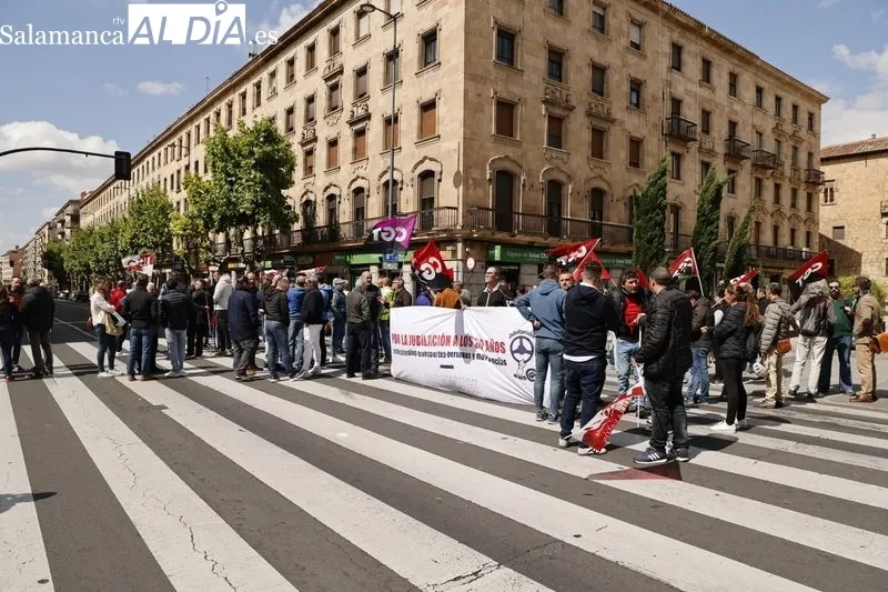 Concentración de conductores profesionales en la Gran Vía de Salamanca. Foto de David Sañudo