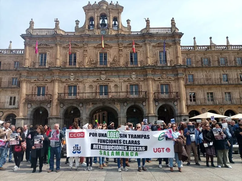 Manifestación de los trabajadores de Justicia de Salamanca en la Plaza Mayor. Foto CSIF