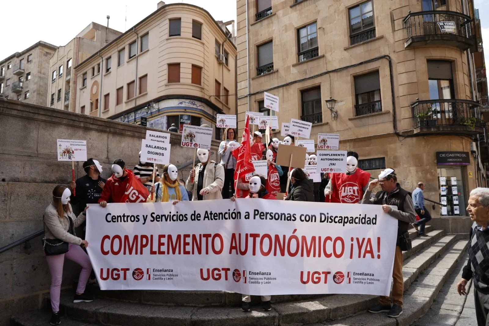 Manifestación en la Gran Vía de profesionales de centros de atención a la discapacidad de Salamanca. Foto de David Sañudo
