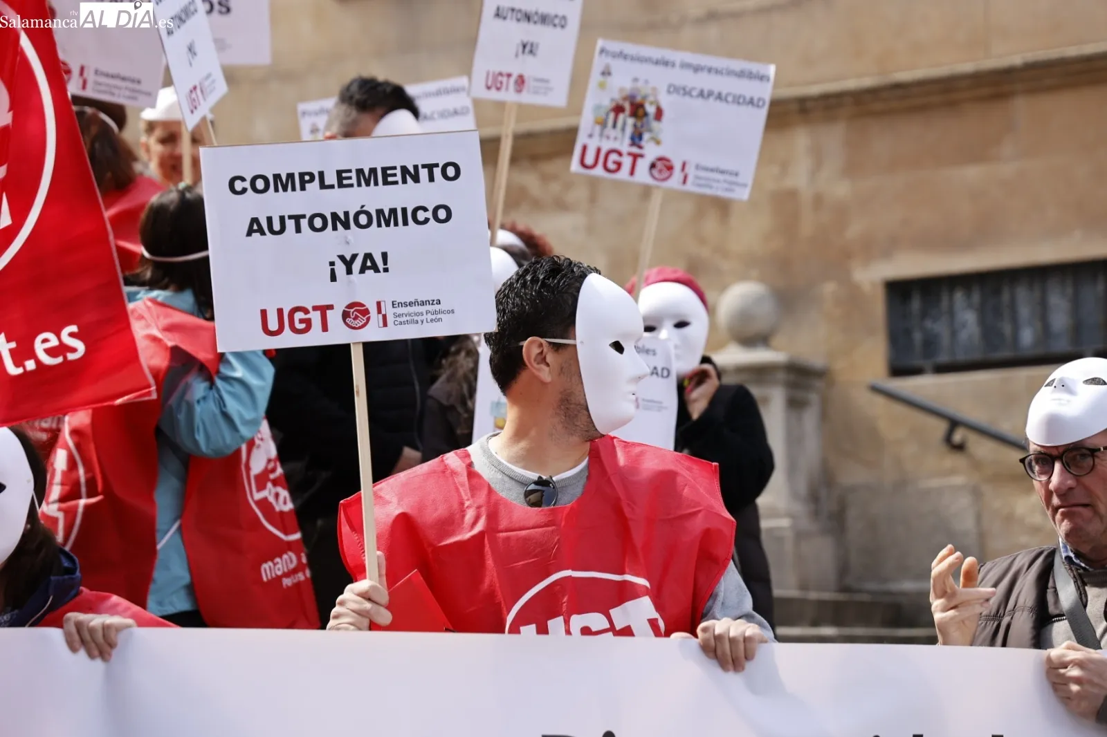 Manifestación en la Gran Vía de profesionales de centros de atención a la discapacidad de Salamanca. Foto de David Sañudo