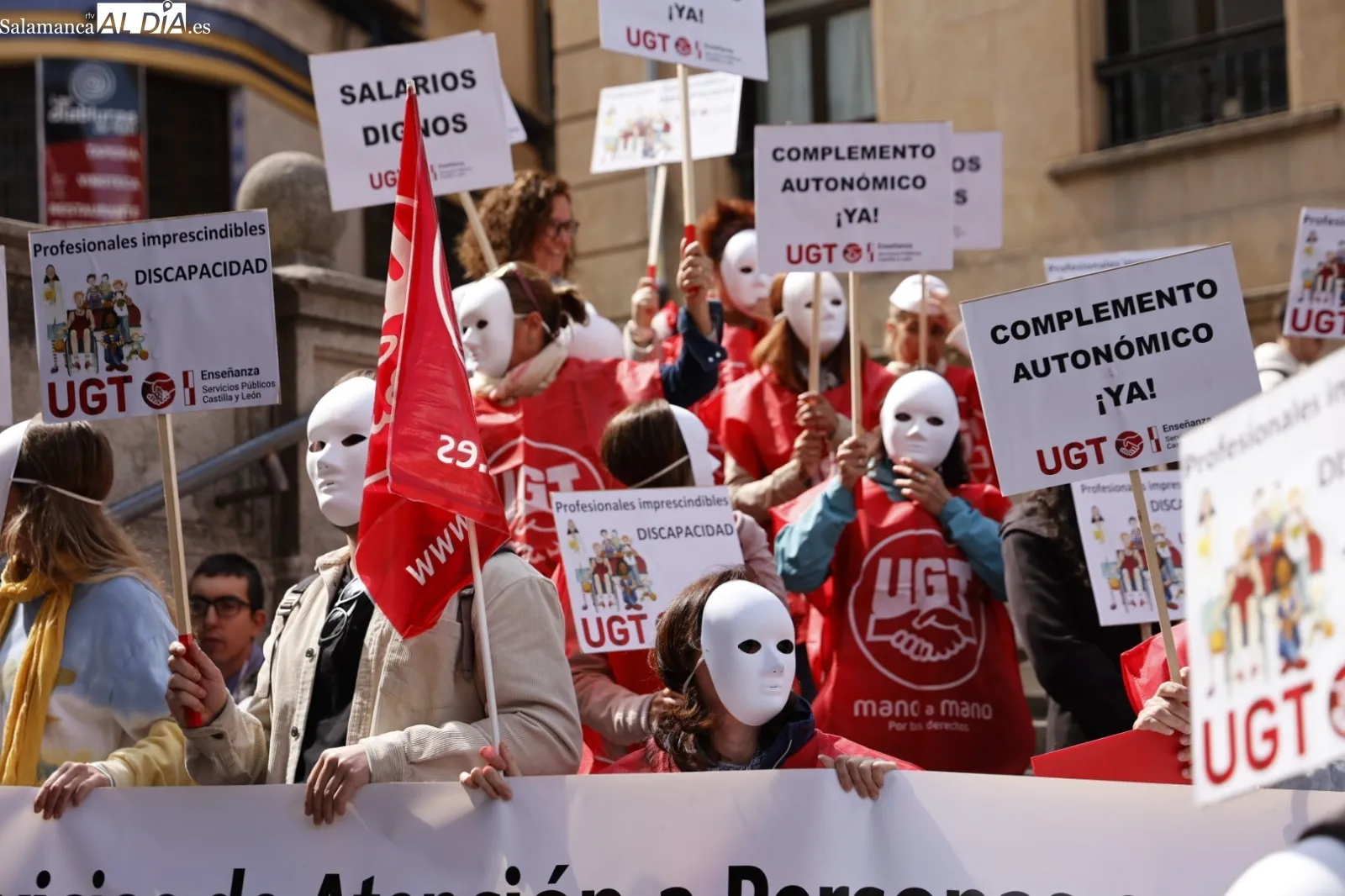 Manifestación en la Gran Vía de profesionales de centros de atención a la discapacidad de Salamanca. Foto de David Sañudo