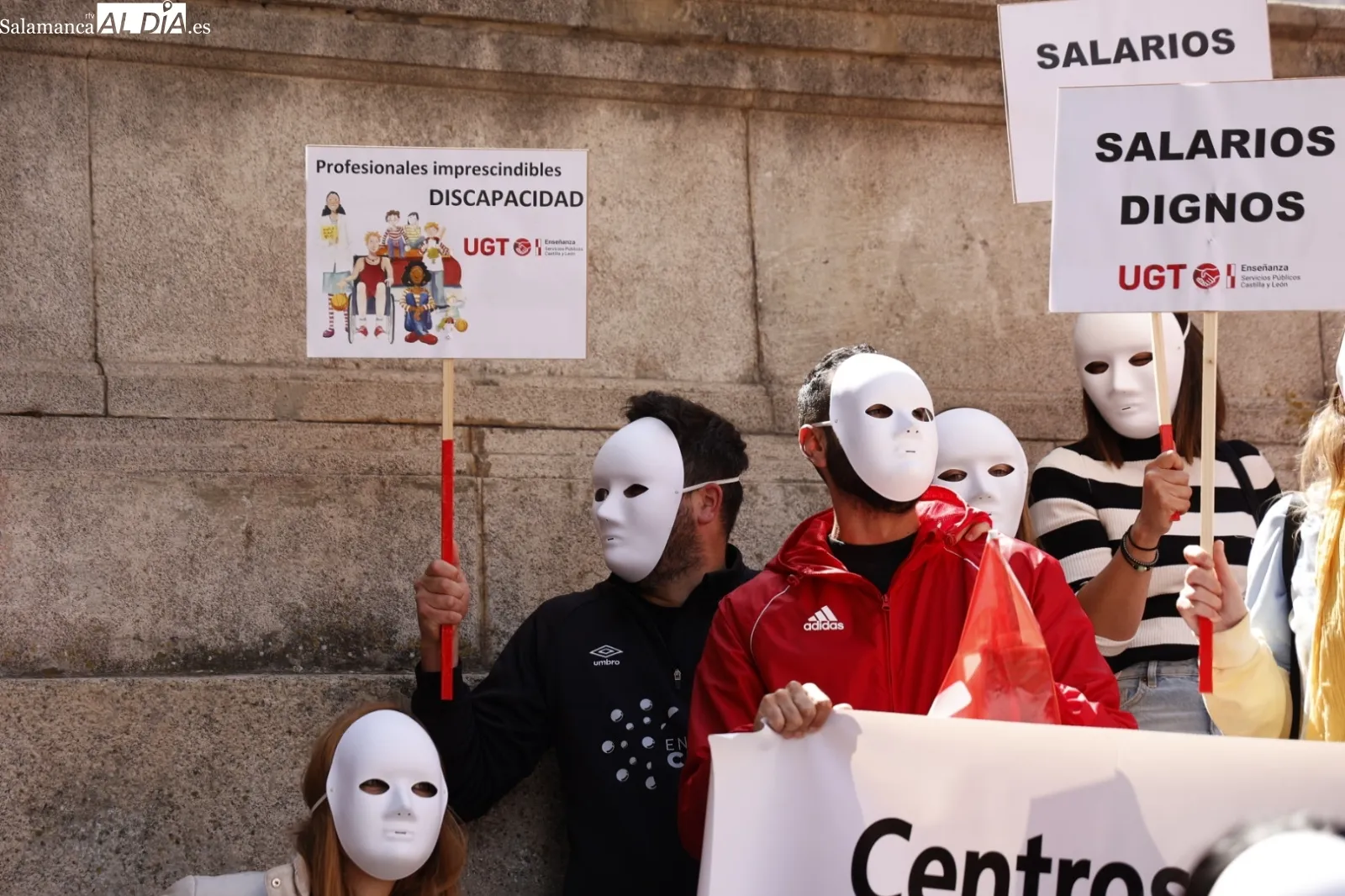 Manifestación en la Gran Vía de profesionales de centros de atención a la discapacidad de Salamanca. Foto de David Sañudo
