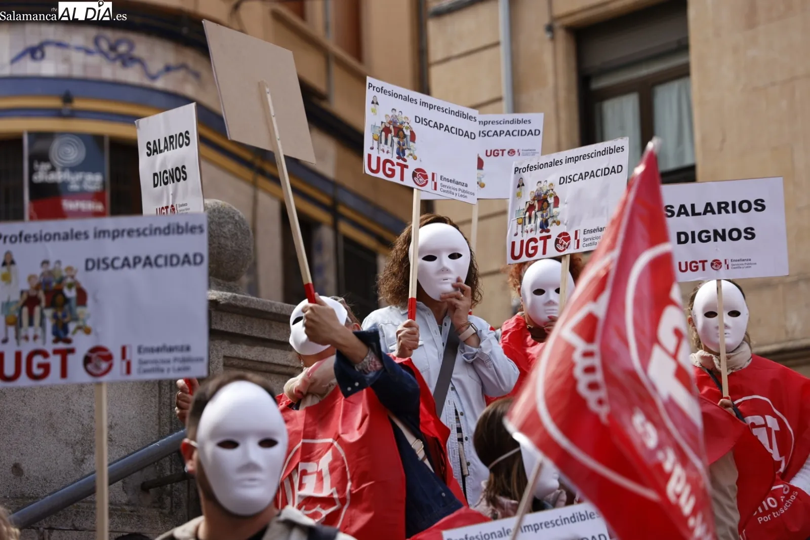 Manifestación en la Gran Vía de profesionales de centros de atención a la discapacidad de Salamanca. Foto de David Sañudo