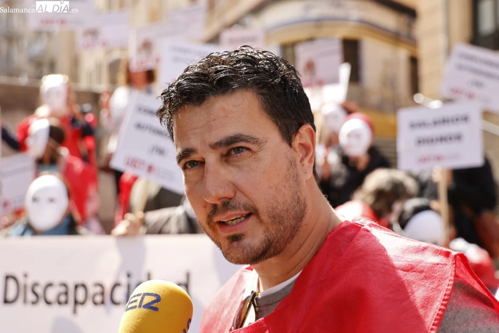 Manifestación en la Gran Vía de profesionales de centros de atención a la discapacidad de Salamanca. Foto de David Sañudo