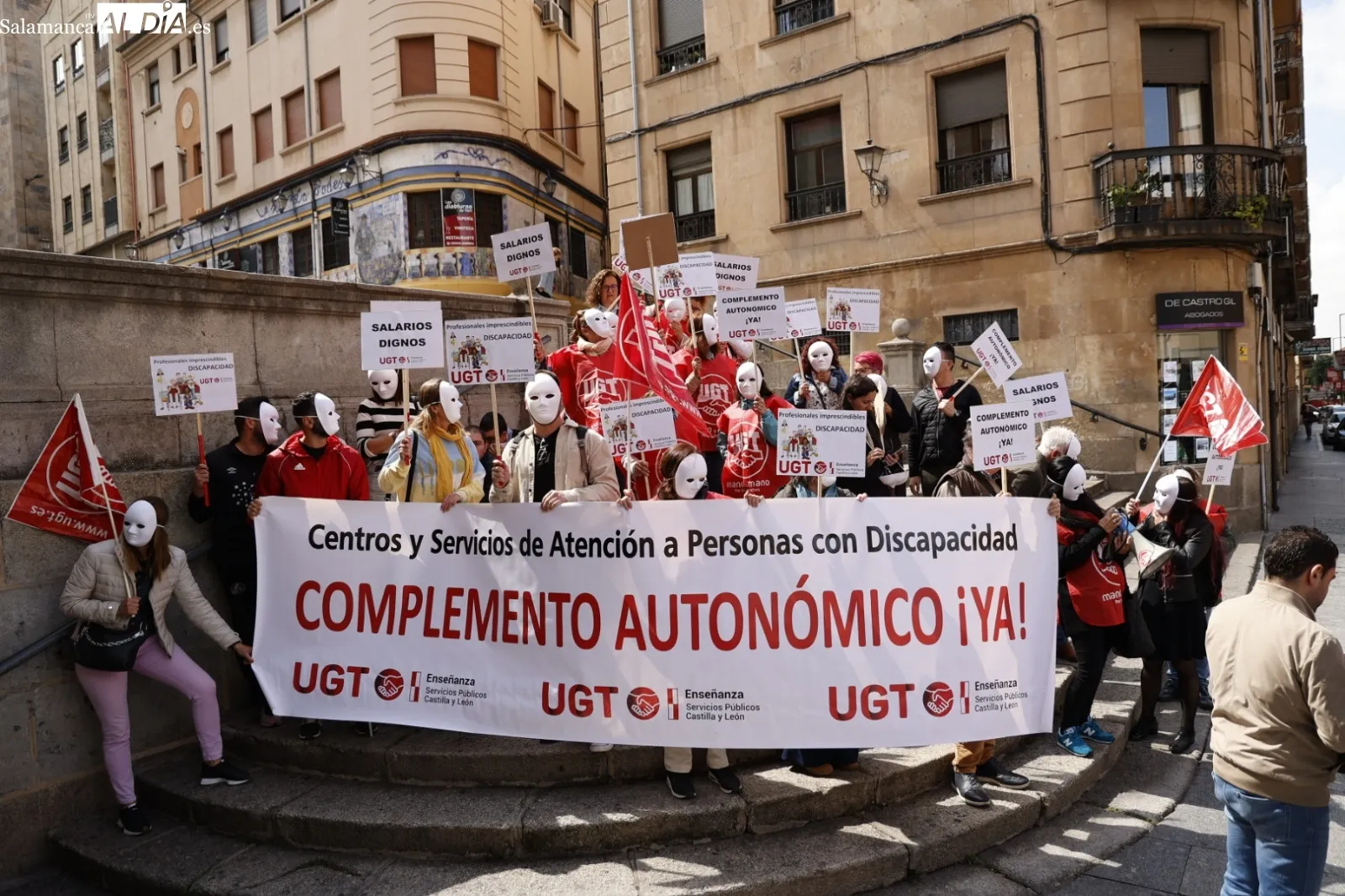Manifestación en la Gran Vía de profesionales de centros de atención a la discapacidad de Salamanca. Foto de David Sañudo