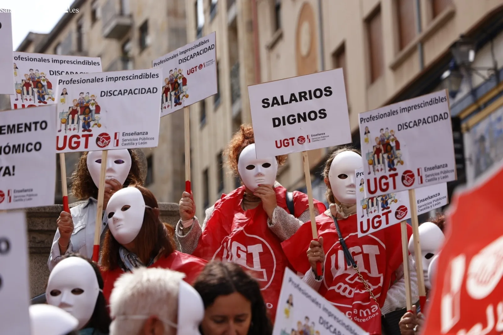 Manifestación en la Gran Vía de profesionales de centros de atención a la discapacidad de Salamanca. Foto de David Sañudo