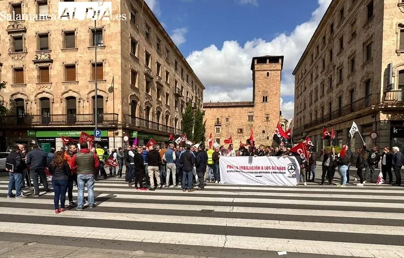 Concentración de conductores profesionales en Salamanca en la Gran Vía
