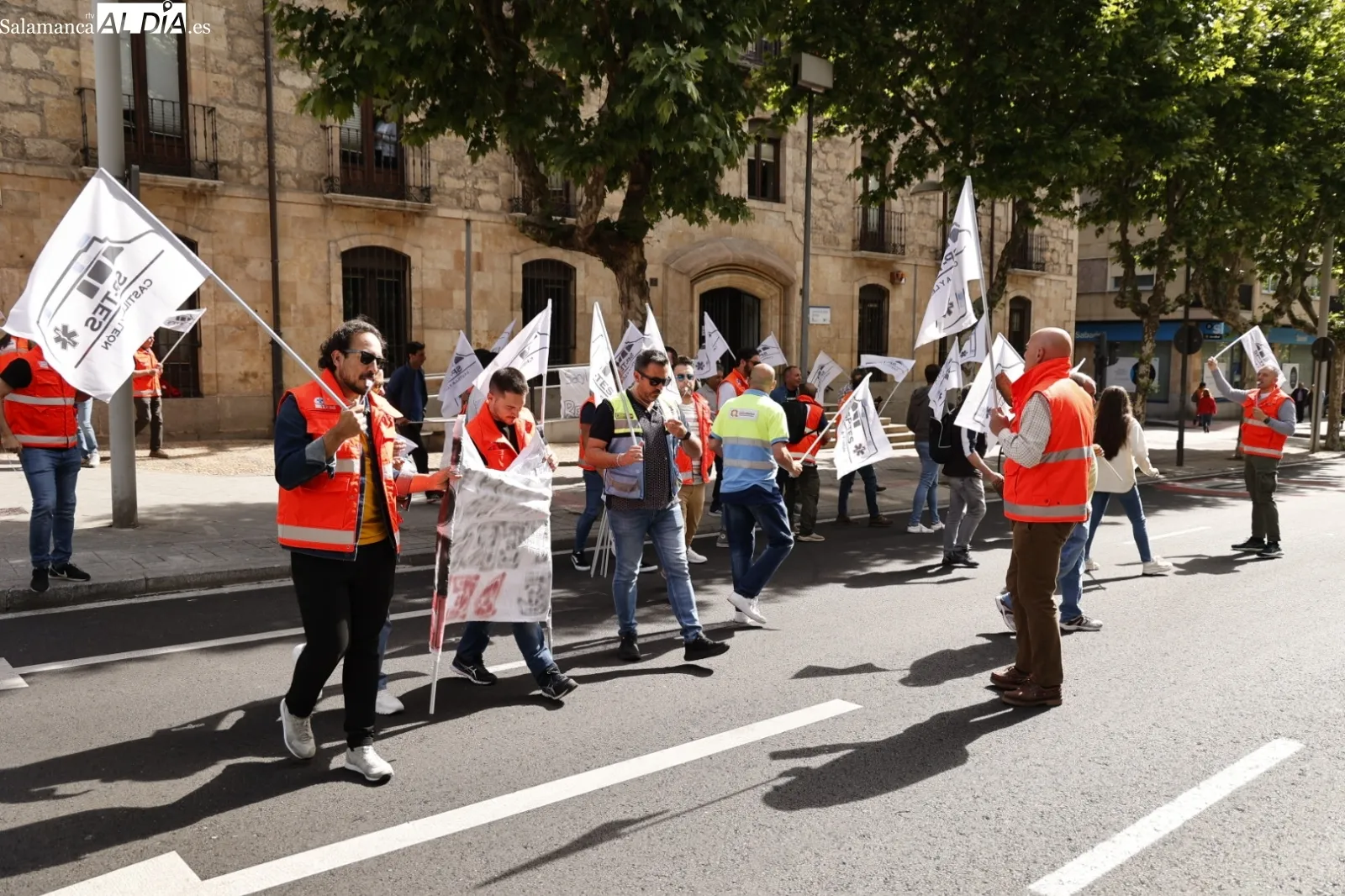Movilización de profesionales del transporte sanitario de Salamanca en la avenida de Mirat, frente la Gerencia de Salud de Área. Foto de David Sañudo