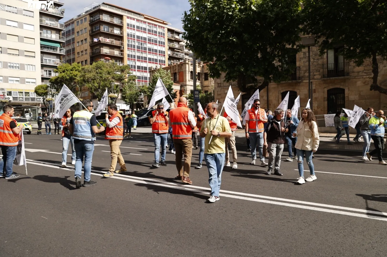 Movilización de profesionales del transporte sanitario de Salamanca en la avenida de Mirat, frente la Gerencia de Salud de Área. Foto de David Sañudo