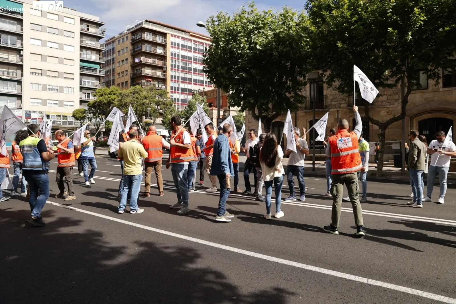 Movilización de profesionales del transporte sanitario de Salamanca en la avenida de Mirat, frente la Gerencia de Salud de Área. Foto de David Sañudo