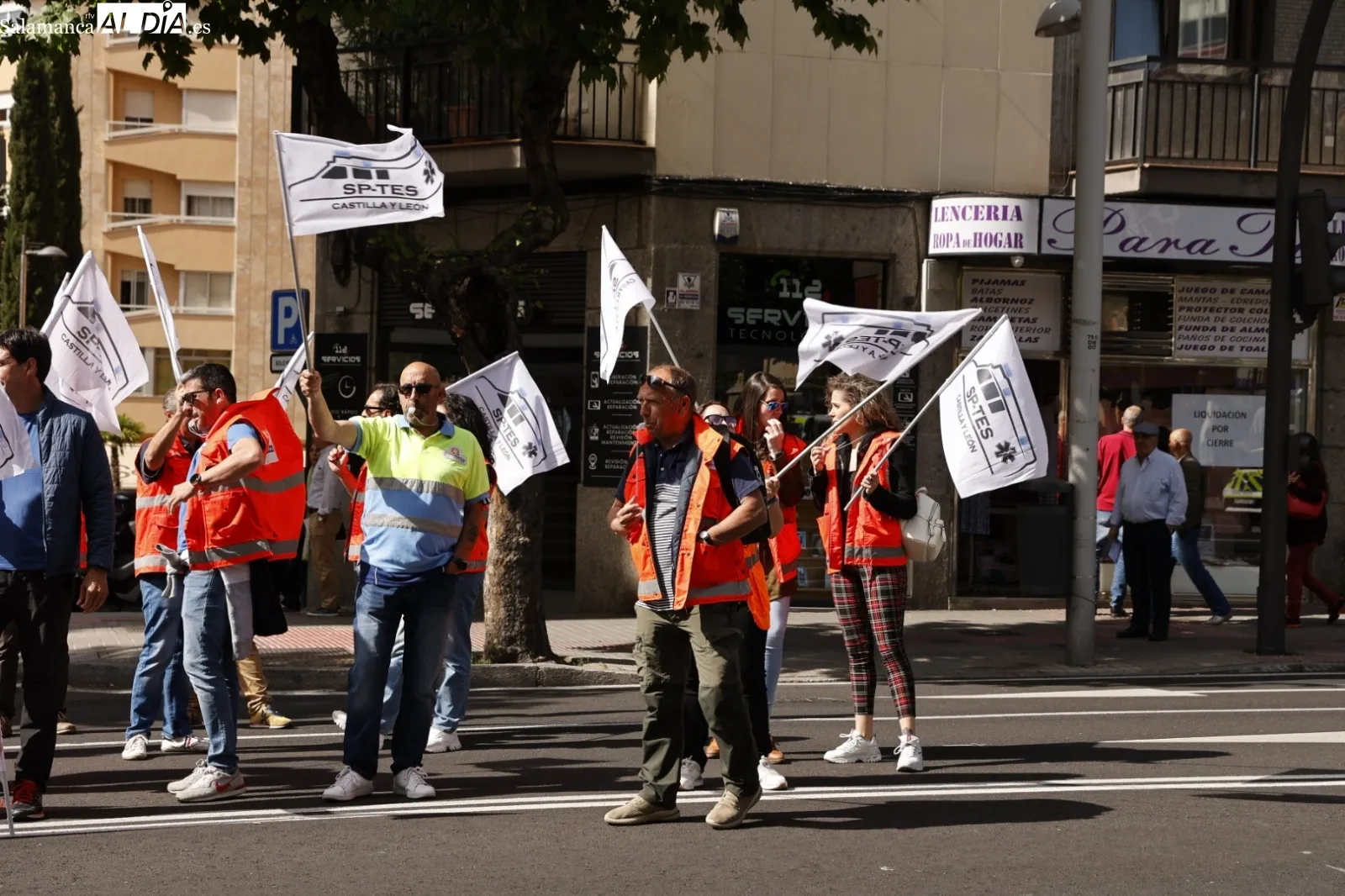 Movilización de profesionales del transporte sanitario de Salamanca en la avenida de Mirat, frente la Gerencia de Salud de Área. Foto de David Sañudo