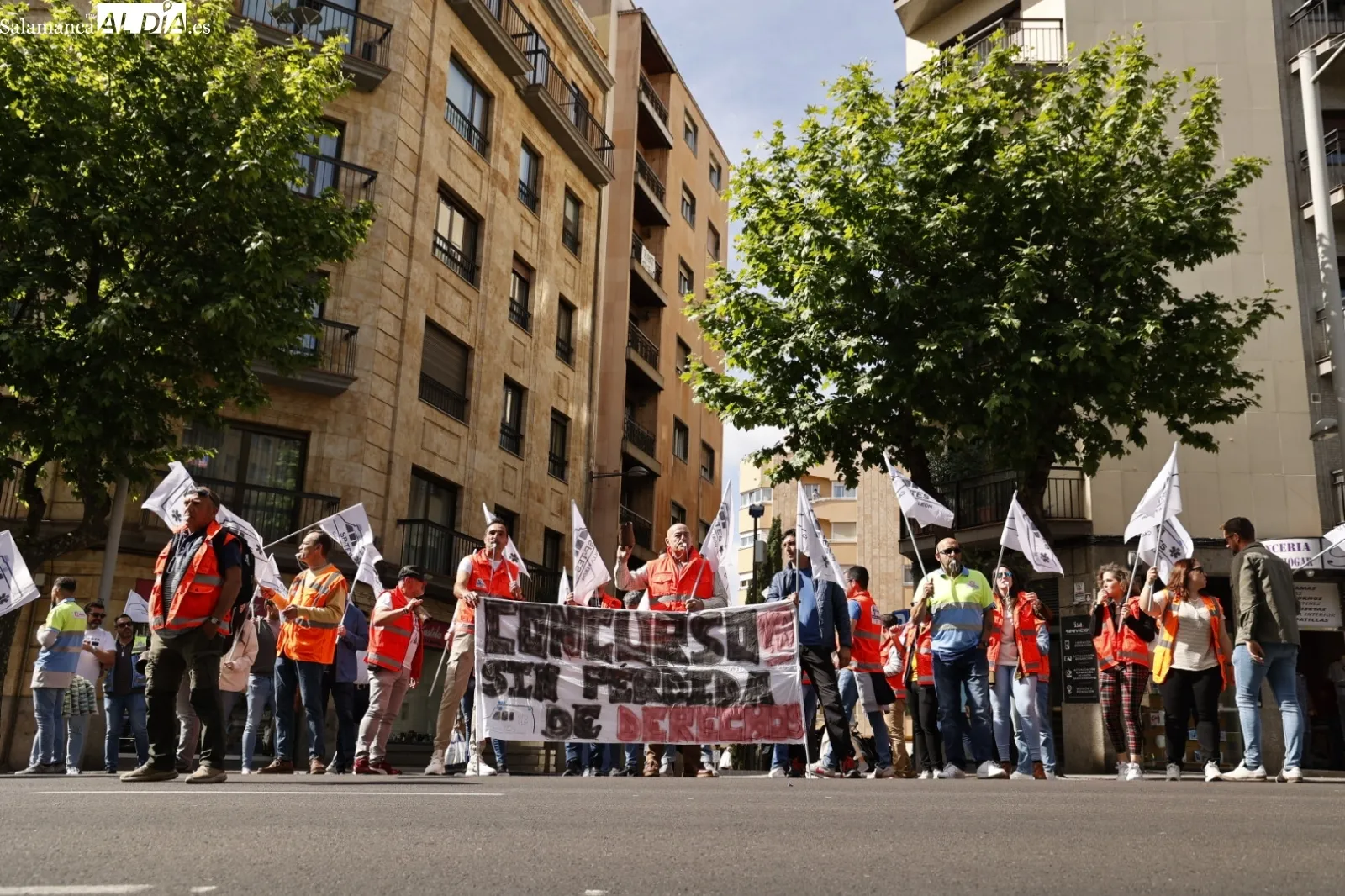 Movilización de profesionales del transporte sanitario de Salamanca en la avenida de Mirat, frente la Gerencia de Salud de Área. Foto de David Sañudo