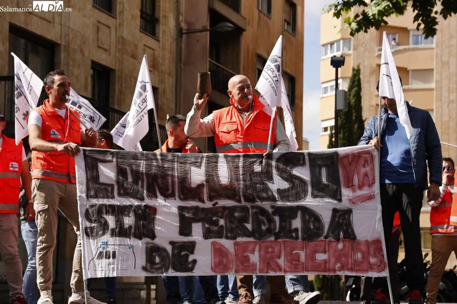 Movilización de profesionales del transporte sanitario de Salamanca en la avenida de Mirat, frente la Gerencia de Salud de Área. Foto de David Sañudo