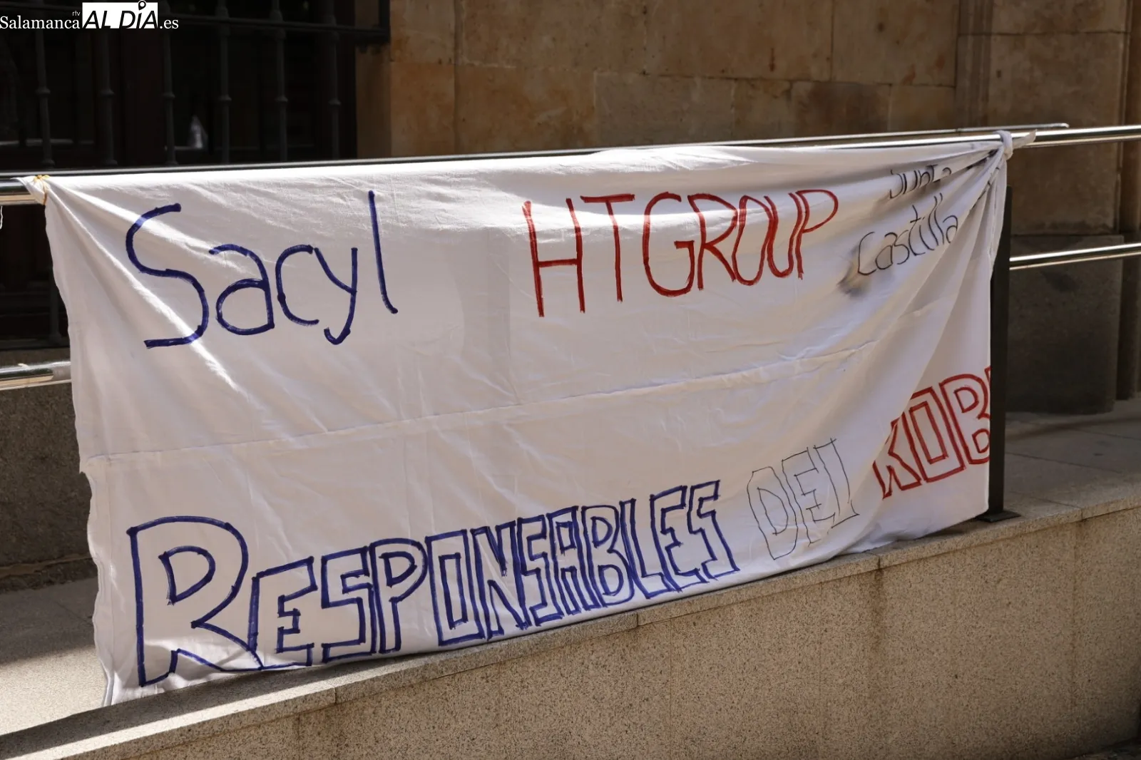 Movilización de profesionales del transporte sanitario de Salamanca en la avenida de Mirat, frente la Gerencia de Salud de Área. Foto de David Sañudo