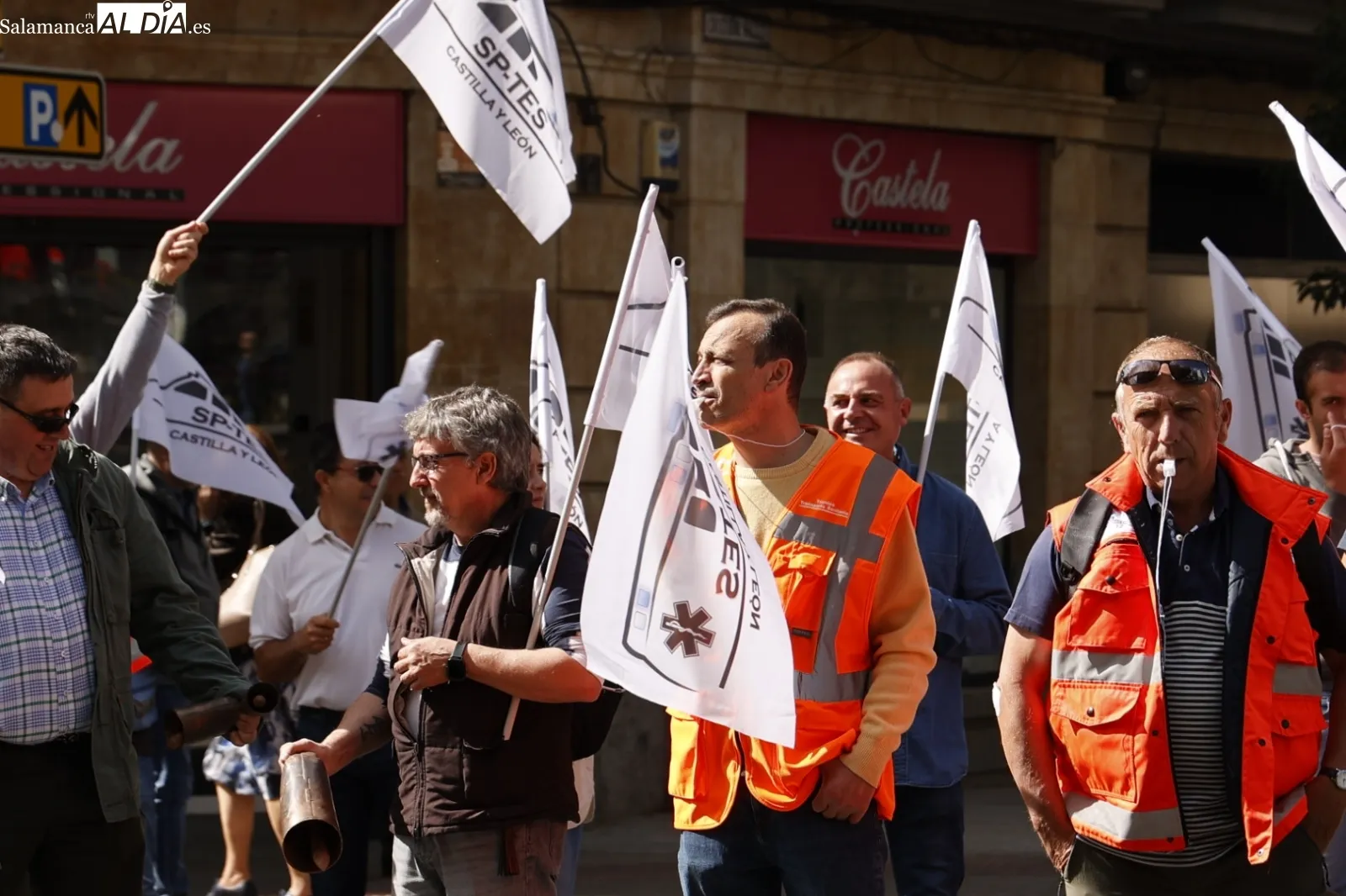 Movilización de profesionales del transporte sanitario de Salamanca en la avenida de Mirat, frente la Gerencia de Salud de Área. Foto de David Sañudo