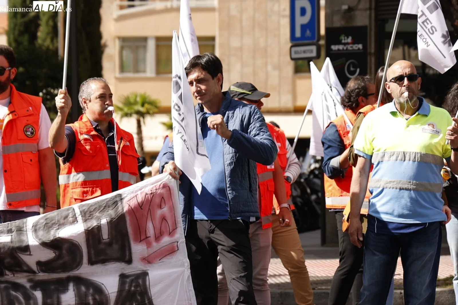 Movilización de profesionales del transporte sanitario de Salamanca en la avenida de Mirat, frente la Gerencia de Salud de Área. Foto de David Sañudo