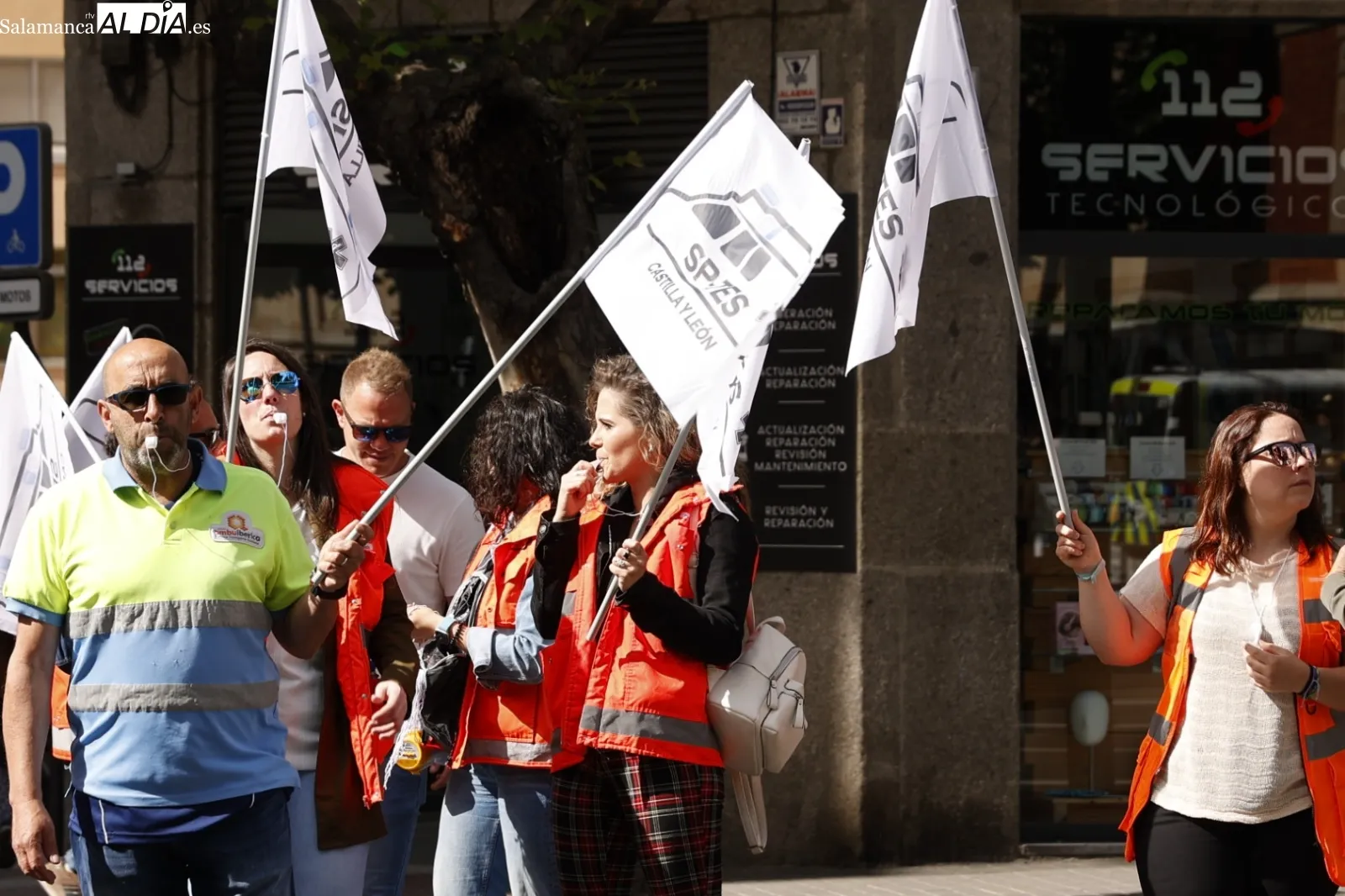 Movilización de profesionales del transporte sanitario de Salamanca en la avenida de Mirat, frente la Gerencia de Salud de Área. Foto de David Sañudo