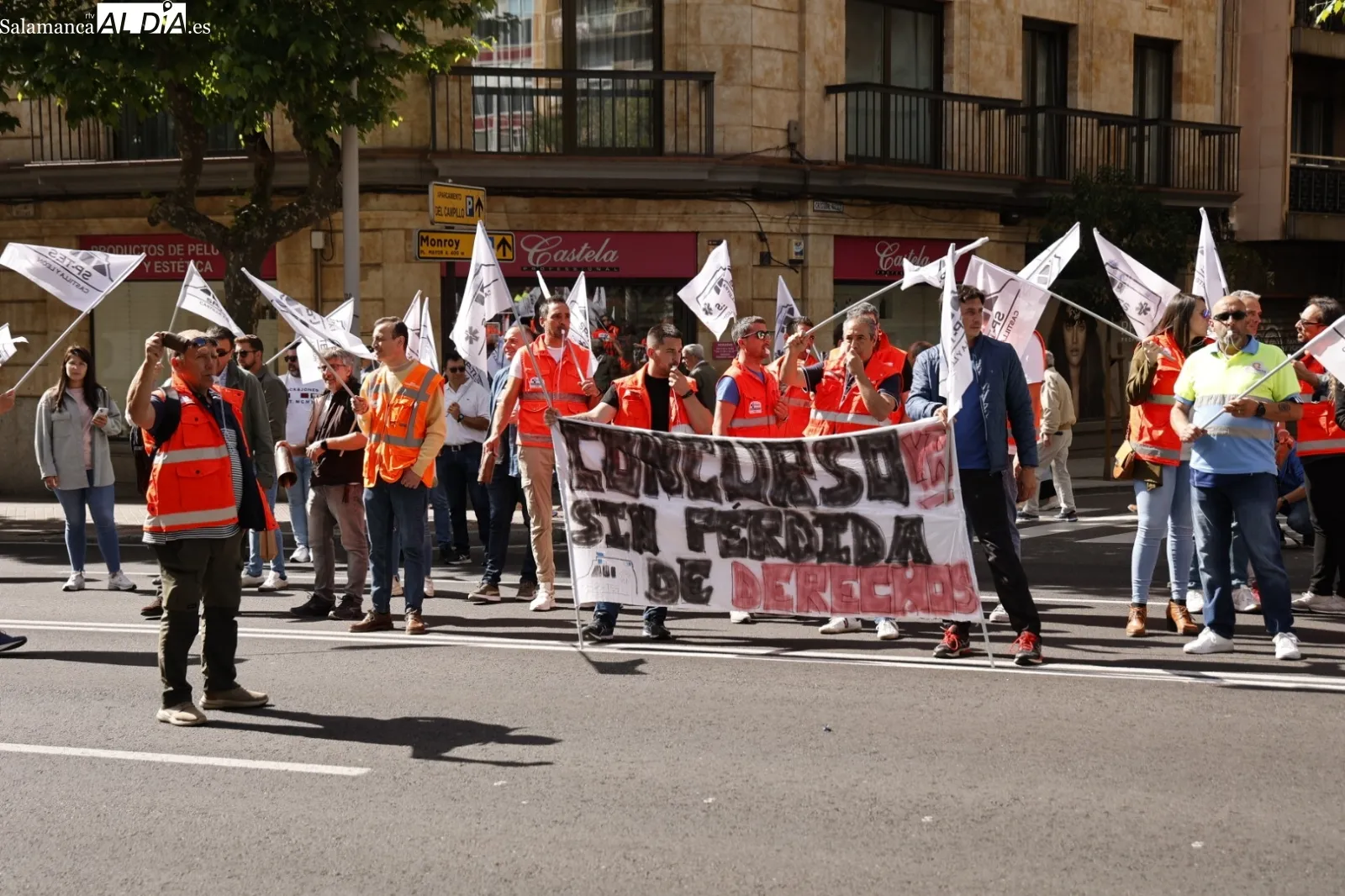 Movilización de profesionales del transporte sanitario de Salamanca en la avenida de Mirat, frente la Gerencia de Salud de Área. Foto de David Sañudo
