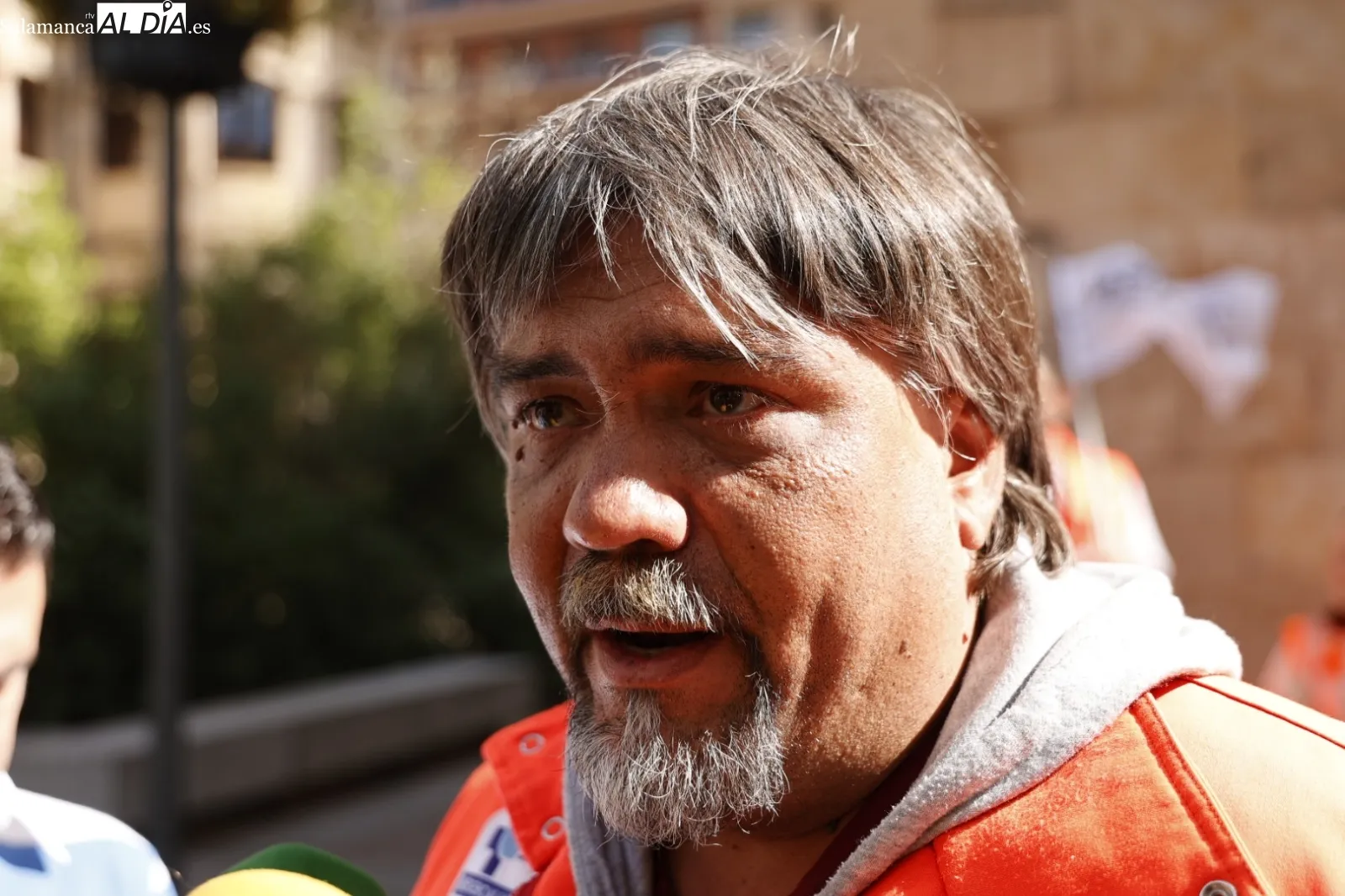 Movilización de profesionales del transporte sanitario de Salamanca en la avenida de Mirat, frente la Gerencia de Salud de Área. Foto de David Sañudo