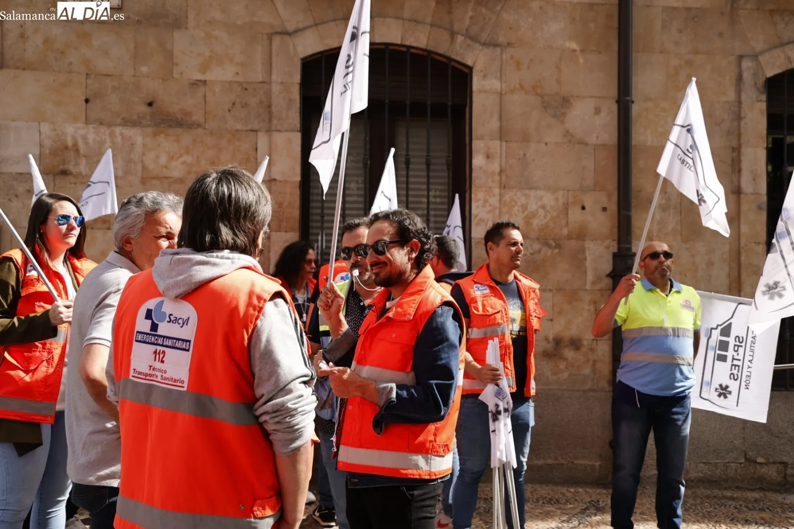 Movilización de profesionales del transporte sanitario de Salamanca en la avenida de Mirat, frente la Gerencia de Salud de Área. Foto de David Sañudo