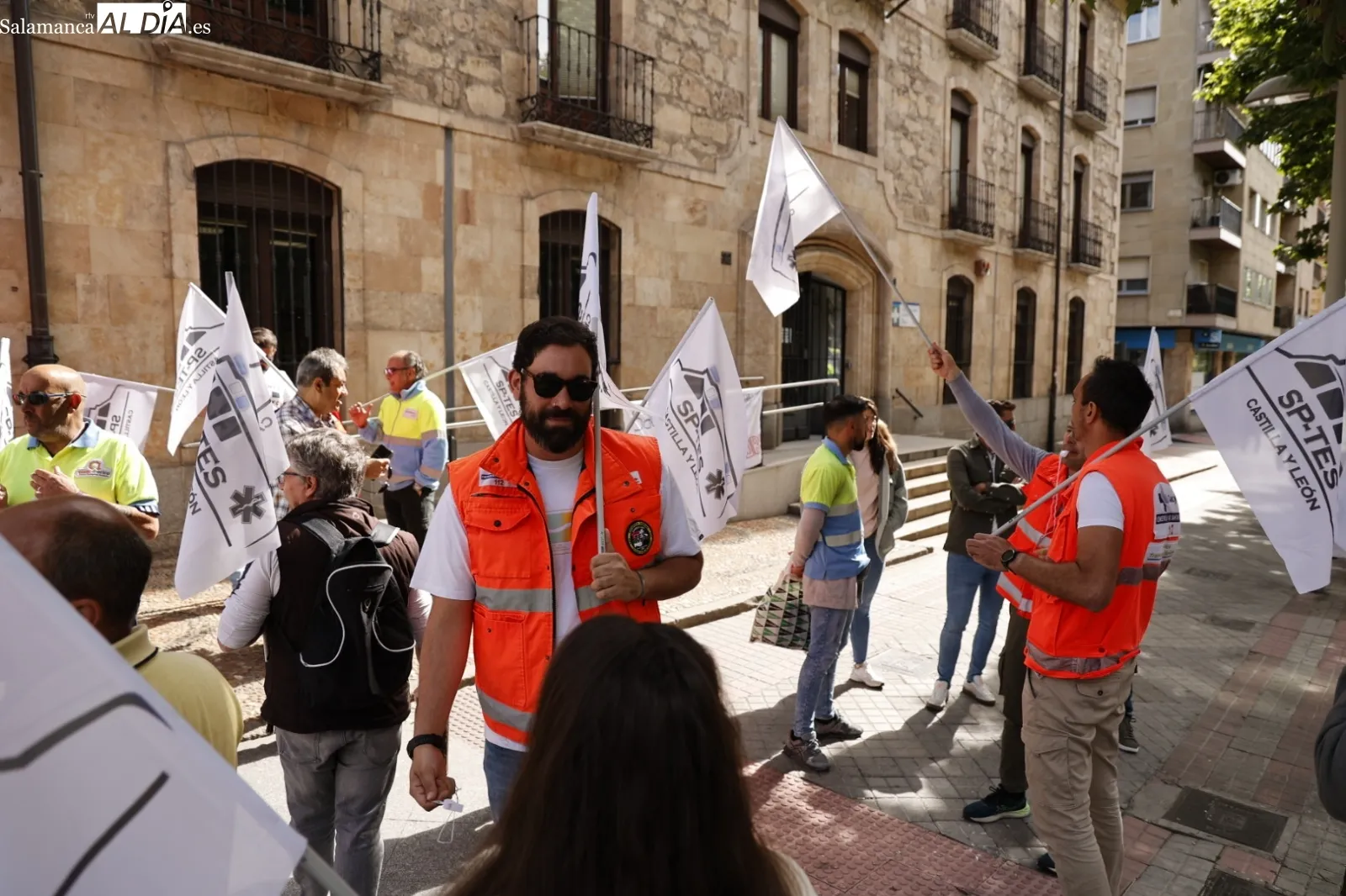 Movilización de profesionales del transporte sanitario de Salamanca en la avenida de Mirat, frente la Gerencia de Salud de Área. Foto de David Sañudo